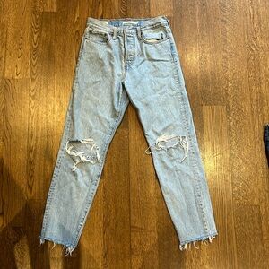 Lightwashed, slightly ripped Levi wedgie jeans